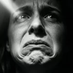 Когда тревога говорит чужим голосом: как внутренний критик создаёт фон страха